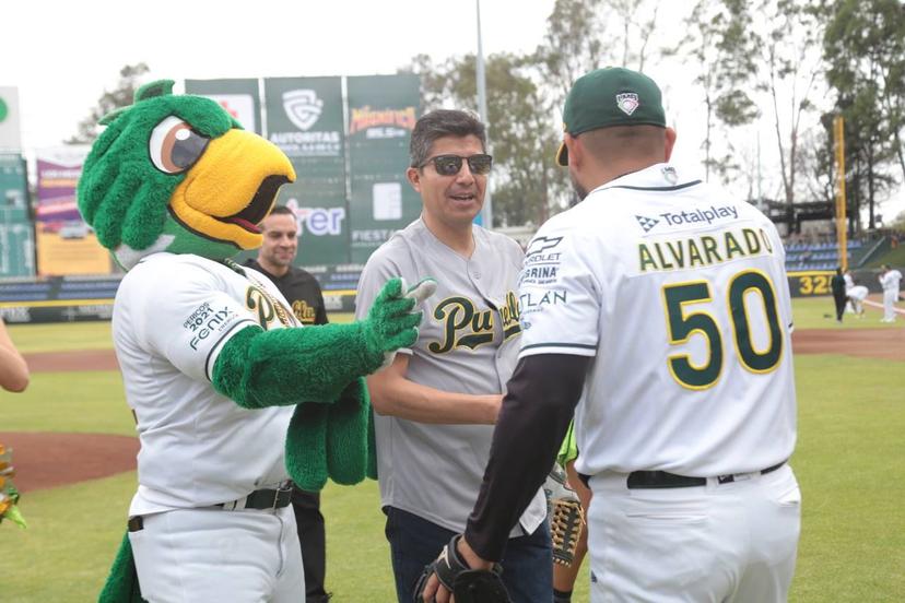 Rivera lanzó la primera bola en el encuentro de Los Pericos