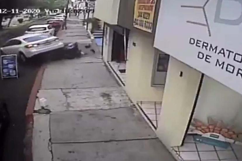 VIDEO Escapa de asalto y regresa para embestir con su auto a los ladrones