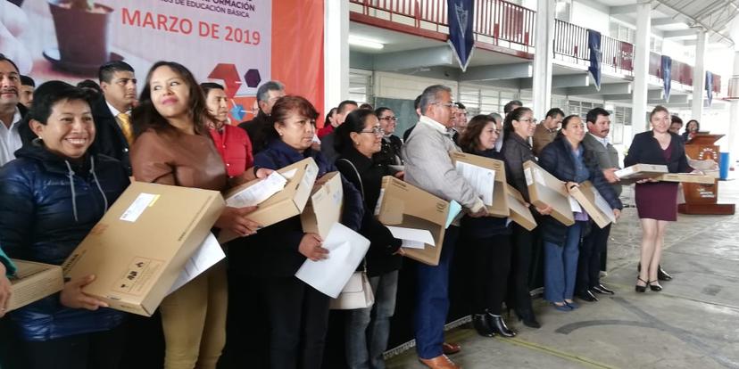 Después de 3 años, profesores reciben lap en Huauchinango