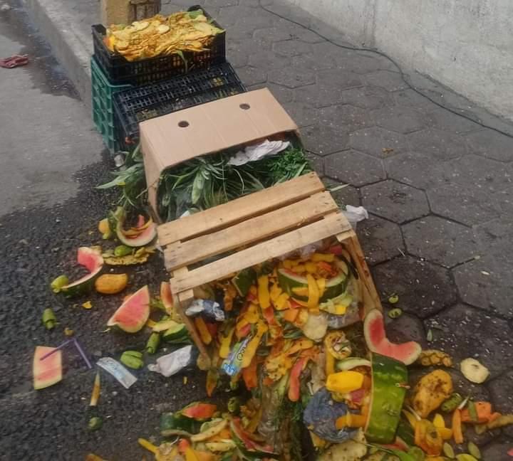 Montoneras de basura dejan comerciantes en calles de Rafael Lara Grajales