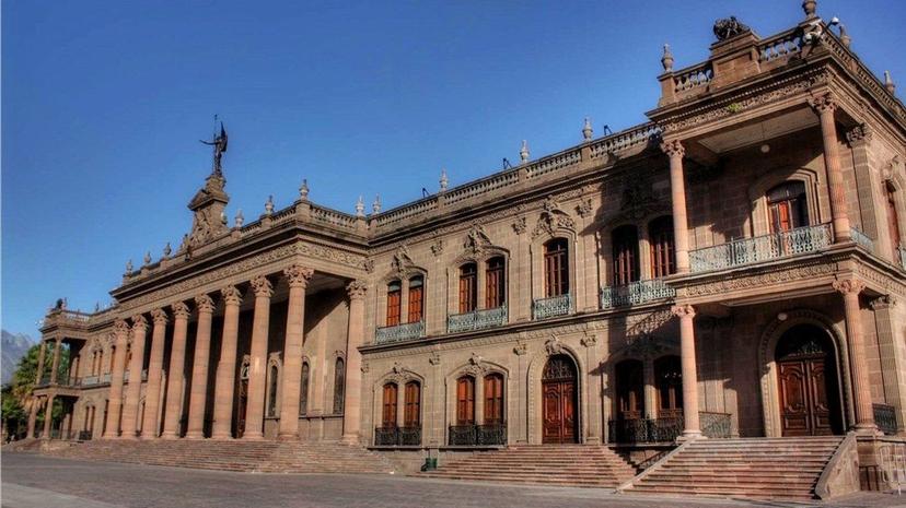 Policías resguardan Palacio de Gobierno de Nuevo León