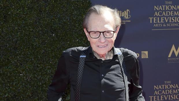 Hospitalizan a presentador estadounidense Larry King por Covid​