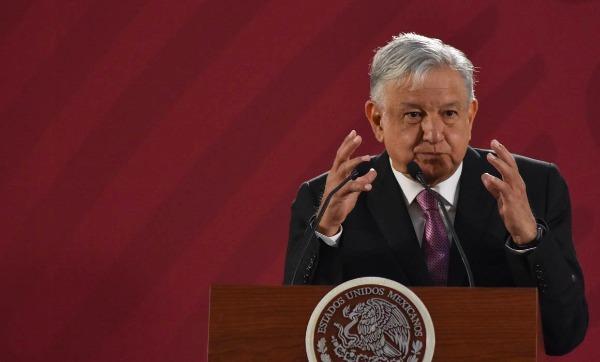 AMLO usa apuntador en las mañaneras