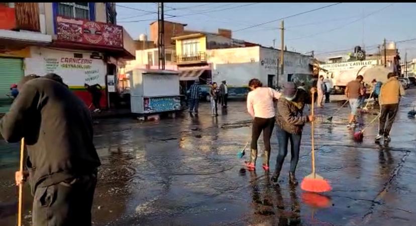 Tianguistas de Atlixco lavan las calles para evitar contagios covid