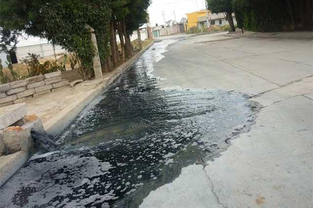 Lavanderías de Tlalancaleca colapsan drenaje con agua residual