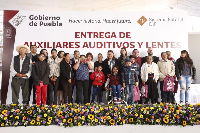 Entrega Rosario Orozco 600 lentes y aparatos auditivos a poblanos