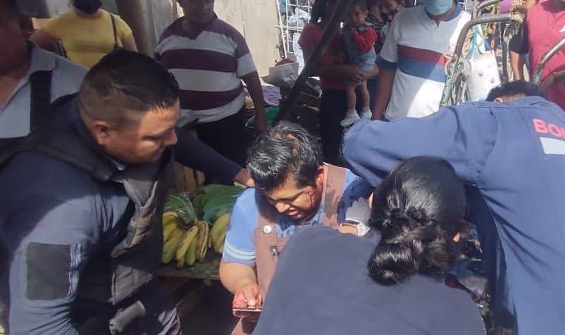 Empleado apuñala a su patrón durante riña en el mercado de Ajalpan  