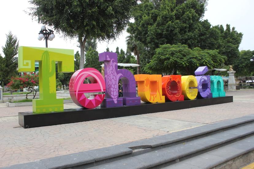 Develan letras monumentales de identidad de Tehuacán en explanada municipal