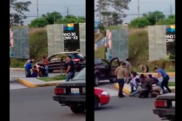 Denuncian en video aseguramiento de 2 personas en Momoxpan 