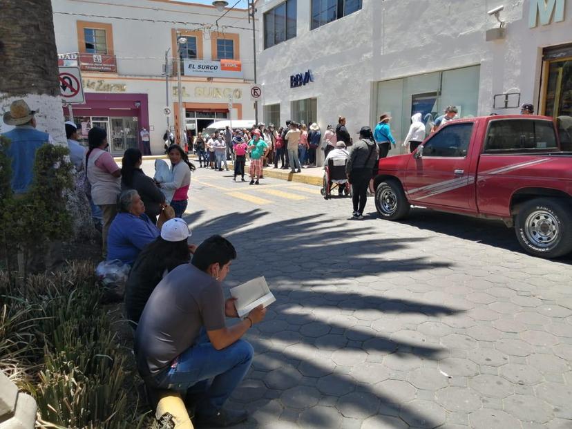 Filas de personas en banco de Libres pese a COVID19