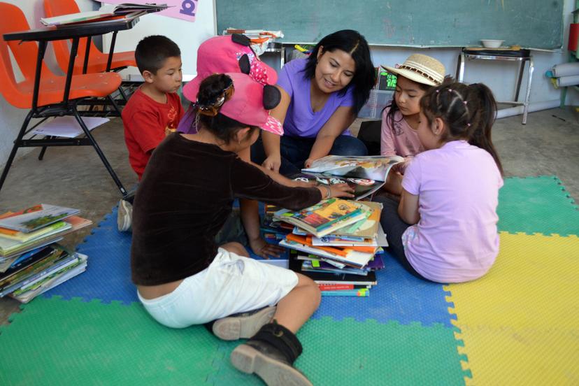 Investigadores BUAP instalan biblioteca en Palmar de Bravo