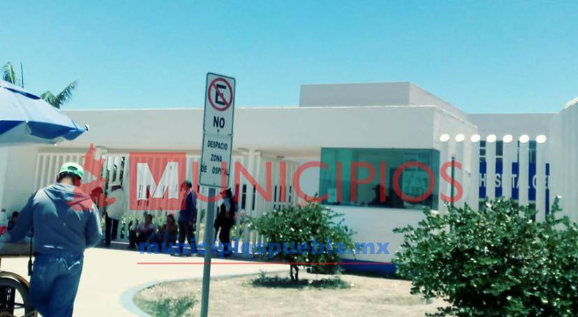 A la calle, familiares de pacientes del Hospital General de Izúcar