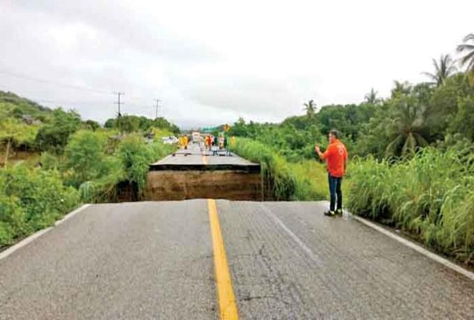 Lluvia deja suspensión de clases en siete estados del país