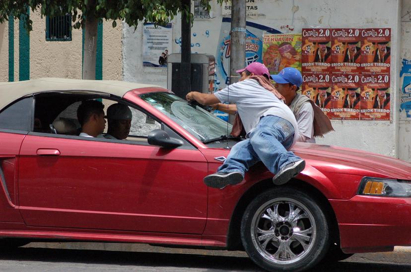 Temen agresiones de limpiaparabrisas drogados en Tehuacán