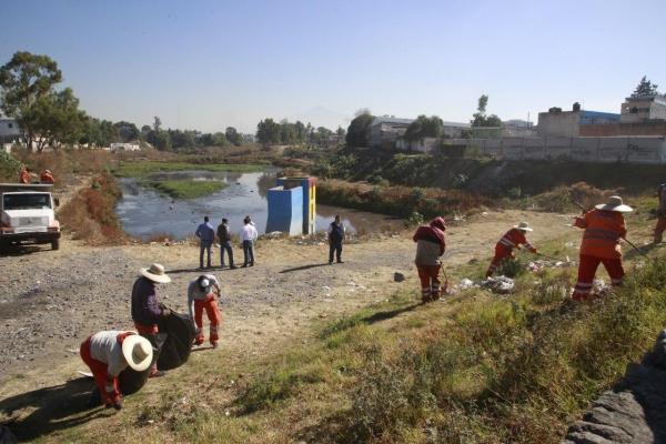 Coronango limpia barrancas y zanjas para evitar inundaciones