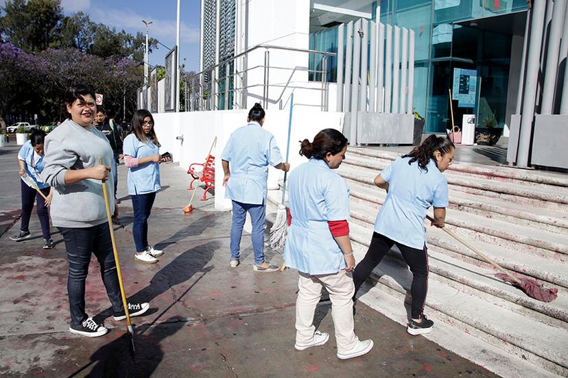 Tras marcha, mujeres limpian Fiscalía en Un día sin nosotras