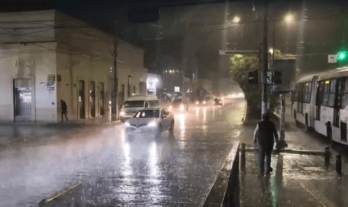 Fuerte lluvia sorprende a los poblanos esta noche 