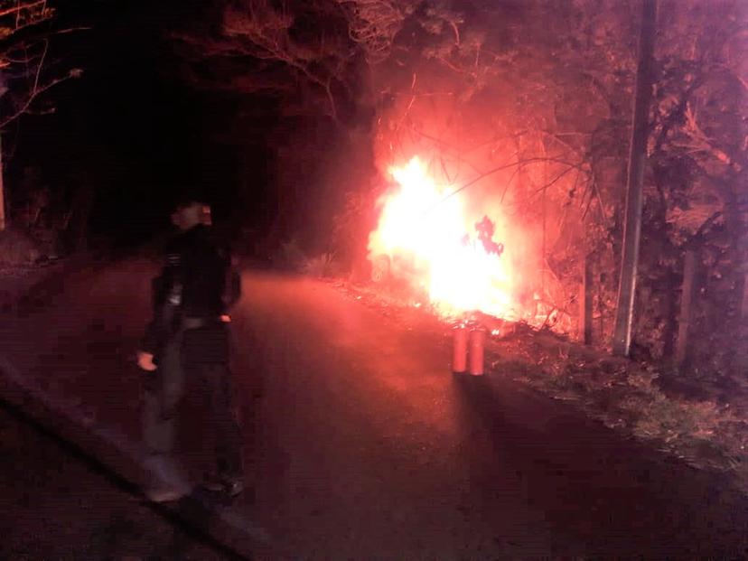 Dejan auto en llamas sobre la carretera a Venustiano Carranza