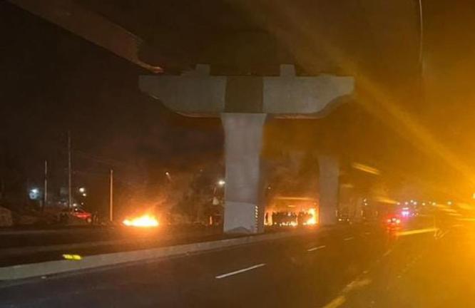 Bloquean y queman llantas en la México-Puebla