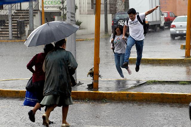 Cielo nublado a lo largo del día con lluvias fuerte para Puebla