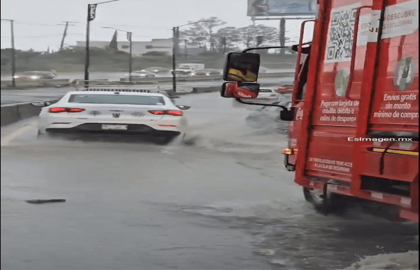 VIDEO Lluvia deja tráfico en el Periférico Ecológico