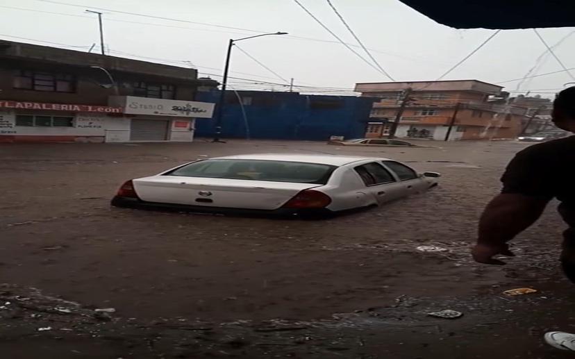 Autos arrastrados por el agua y caída de árboles en vehículos, saldo de la lluvia