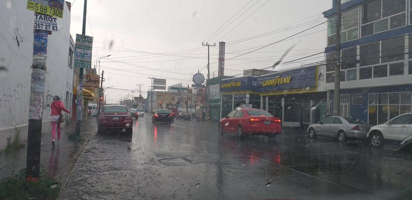 Poblanos festejan lluvia radioactiva tras contaminación