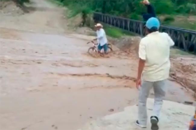 VIDEO Hermanos salvan a abuelito en Ajalpan cuando se lo llevaba la corriente de agua