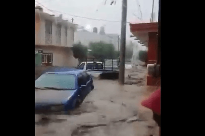 VIDEO Lluvia torrencial arrastra autos en la Mixteca Poblana