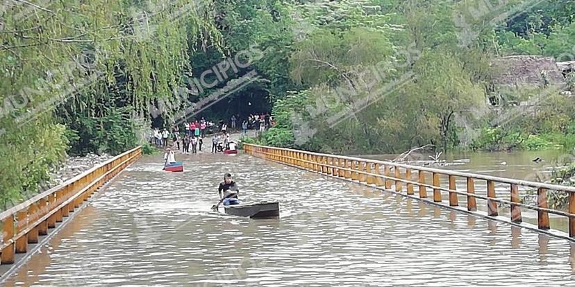 Desborda río Tonto y bloquea puente que comunica a miles