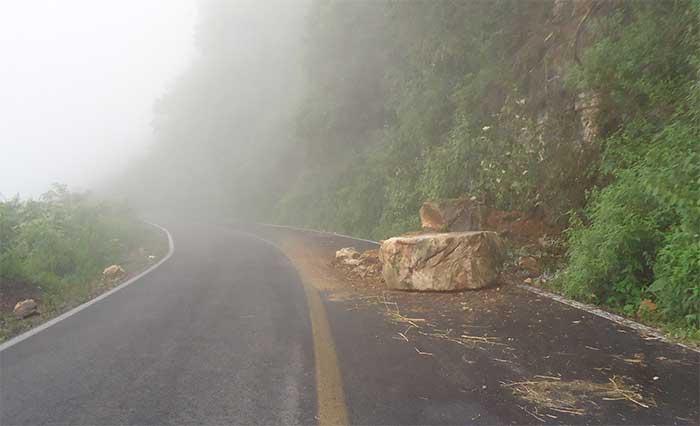 Lluvias dañan carreteras y ponen en peligro a automovilistas