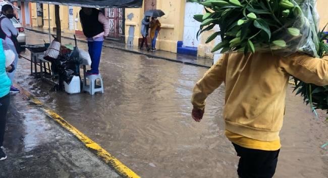 Sorprende intenso aguacero a atlixquenses al tocar Grace esta zona