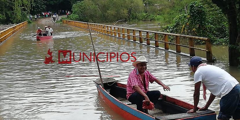 Desborda río Tonto y bloquea puente que comunica a miles