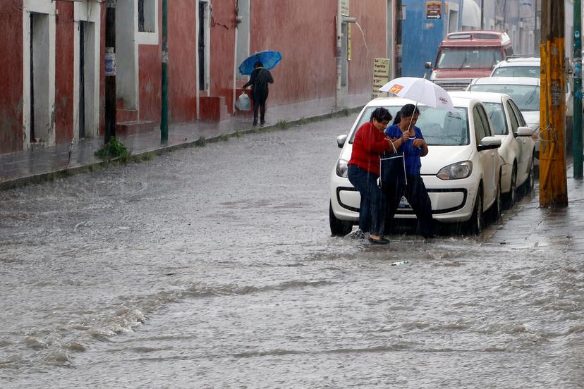 Anegaciones en una decena de colonias y el colapso de una vivienda en El Alto, saldo de las lluvias de este jueves