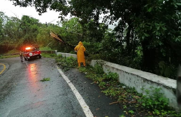 Inundaciones y derrumbes dejan lluvias en 7 municipios de Puebla