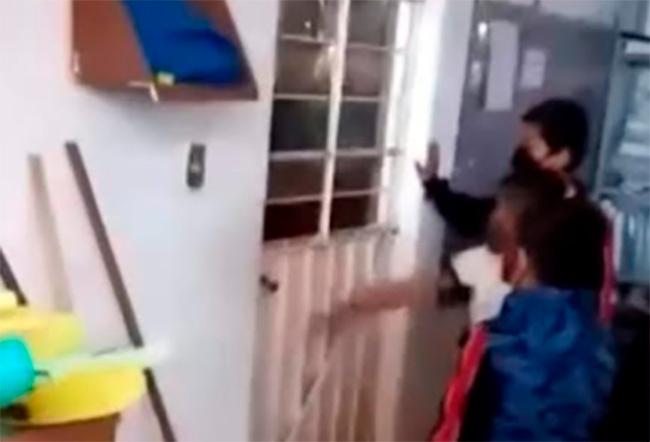 Encierran a alumnos en interior de escuela en comunidad de Teziutlán