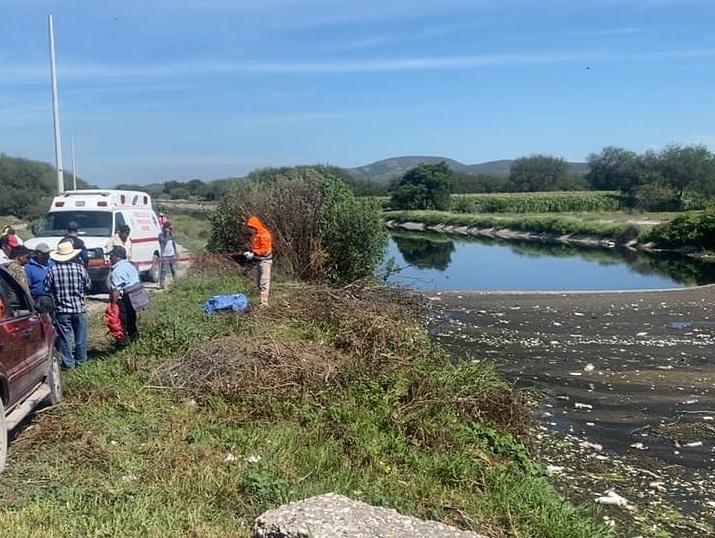 Hallan cadáver del abuelito que cayó al canal en Tlacotepec