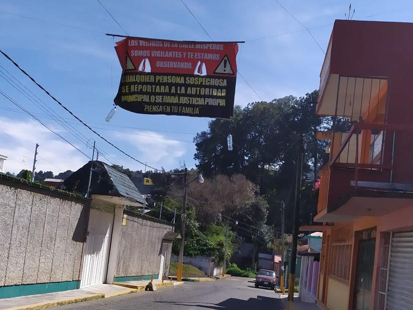 Pobladores cazarán delincuentes en Huauchinango, advierten en lonas