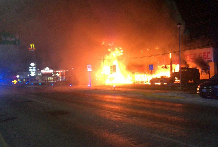 Hombres armados calcinan vehículos de transporte en Cancún