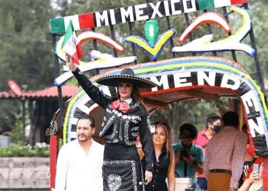 En Xochimilco, Lucía Méndez da grito de Independencia