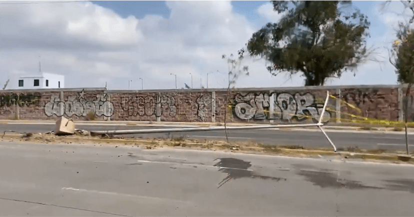 VIDEO Precaución, luminaria caída sobre el bulevar Carmelitas