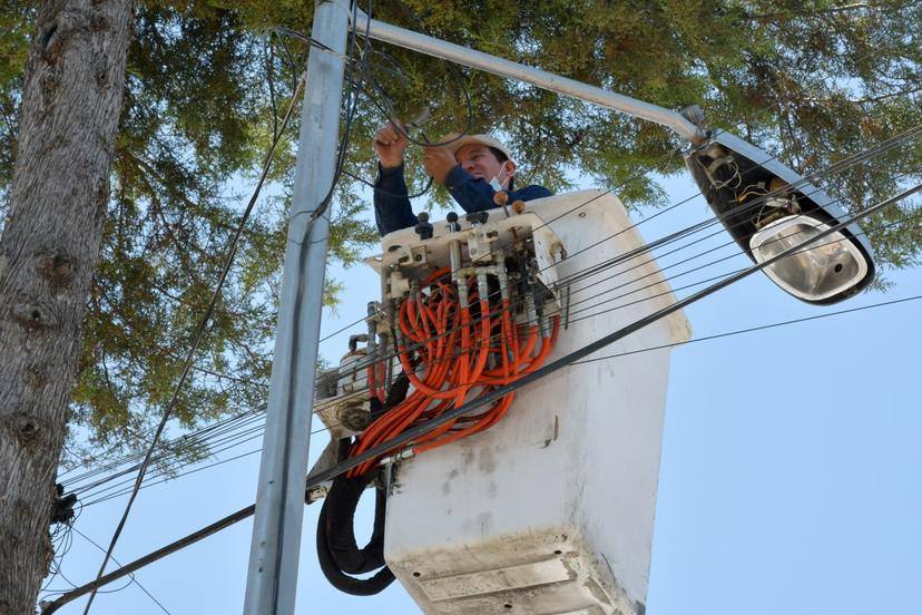 Dan mantenimiento y sustituyen viejas lámparas de la ciudad de Puebla 