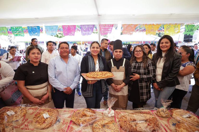 Lupita Cuautle inaugura Feria de la Rosca de Reyes en Comac