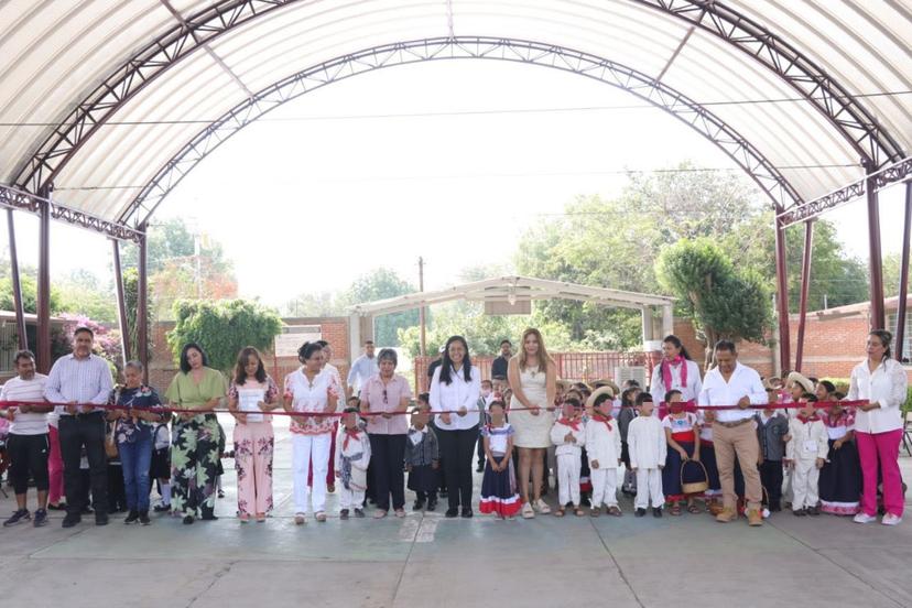 Ariadna Ayala entrega techado al Jardín de Niños Laureana Wright en Atlixco