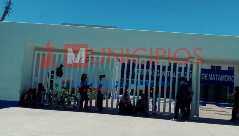 A la calle, familiares de pacientes del Hospital General de Izúcar