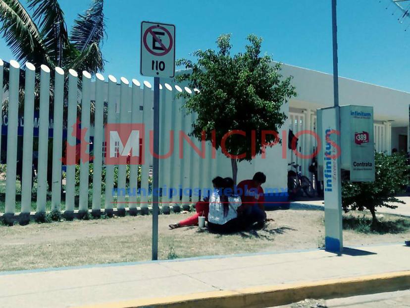 A la calle, familiares de pacientes del Hospital General de Izúcar