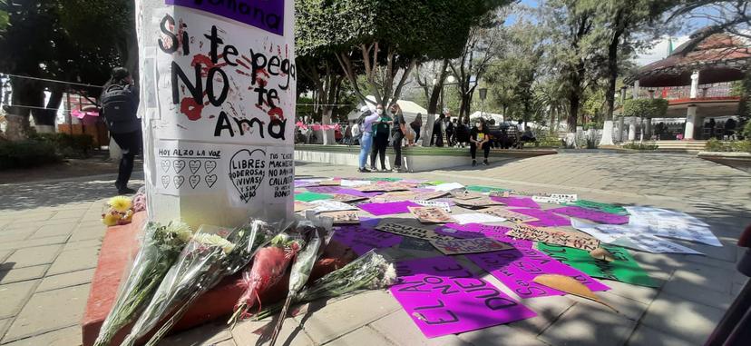 Hombres se burlan de altar colocado por el 8M en Tecamachalco