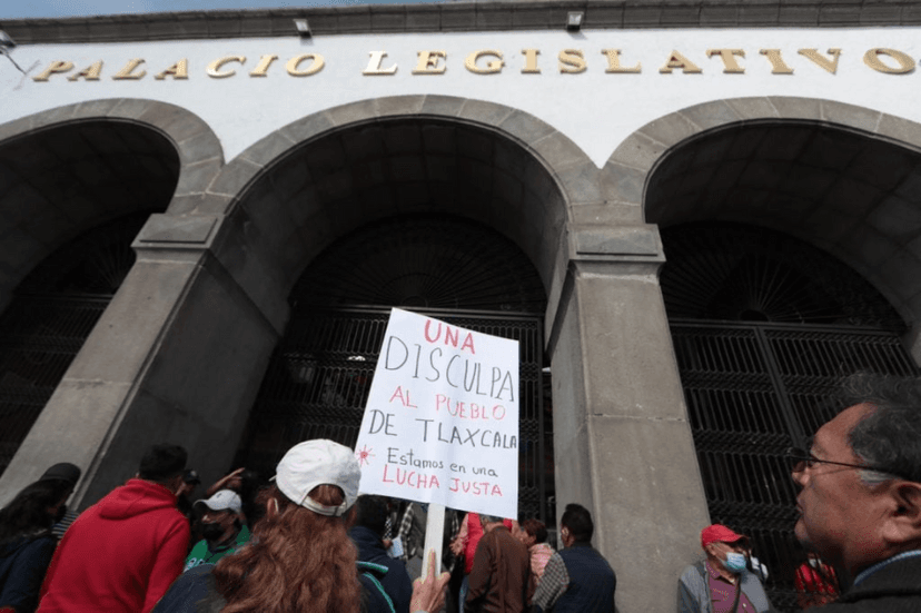 Tlaxcala: 200 maestros reclaman ante el Congreso local jubilación justa, medicamentos y prestaciones