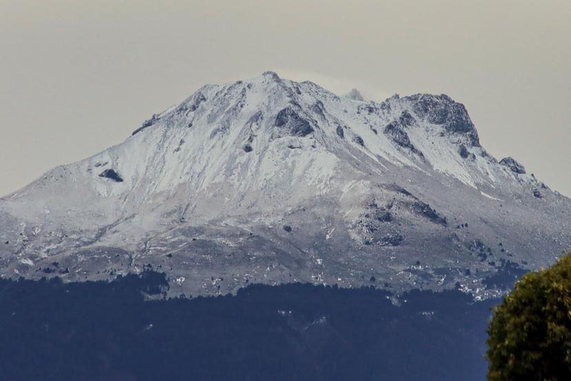 VIDEO Popocatépetl y el Iztaccíhuatl amanecen vestidos de blanco