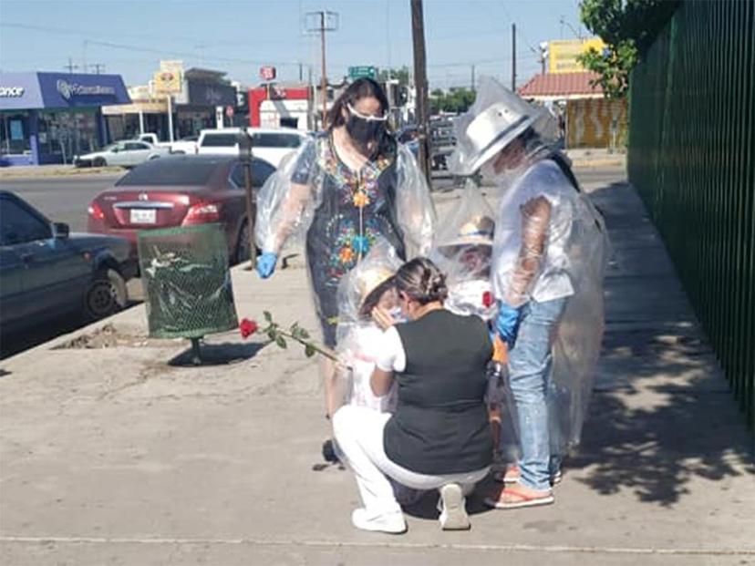 Niñas se cubren de plástico para abrazar a su mama enfermera el 10 de mayo